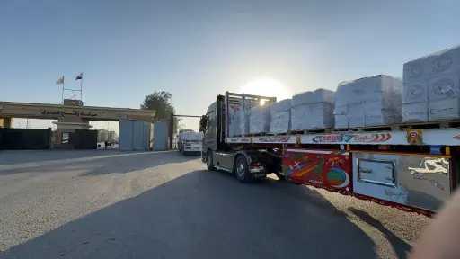 الهلال الأحمر يدفع بأكثر من 5060 طنا من المساعدات الإنسانية للأشقاء الفلسطينيين عبر قافلة زاد العزة الـ 175