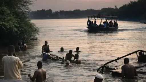 إنقاذ 4 أطفال والبحث عن آخرين بعد غرق... إنقاذ 4 أطفال والبحث عن آخرين بعد غرق مركب صيد في نيل قنا بمنطقة دندرة
