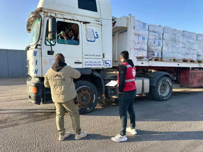 الهلال الأحمر المصري يدفع بأكثر من 155 ألف سلة غذائية ومواد إغاثية عبر قافلة «زاد العزة» الـ 176
