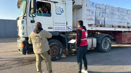 الهلال الأحمر المصري يدفع بأكثر من 155 ألف سلة غذائية ومواد إغاثية عبر قافلة «زاد العزة» الـ 176