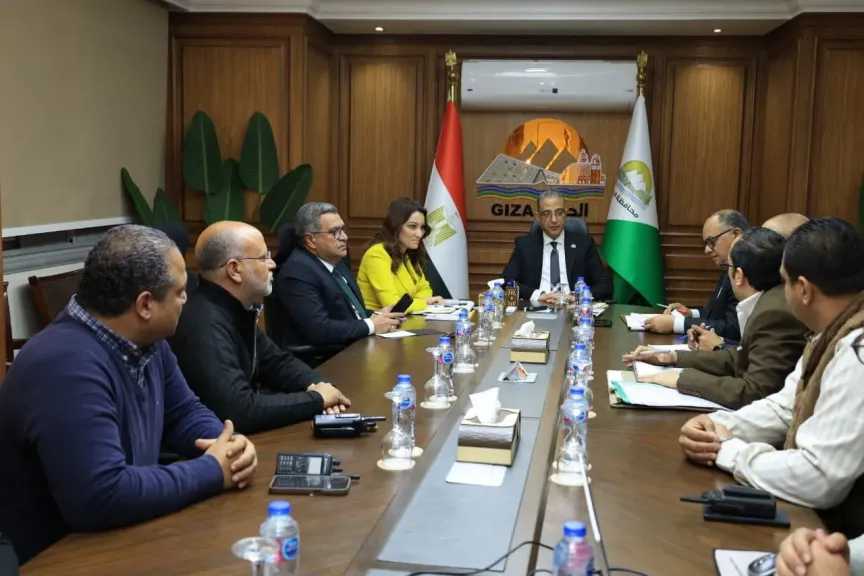 محافظ الجيزة يعقد لقاءً للوقوف علي خطط العمل بحي جنوب وتقييم الأداء