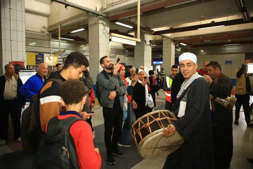 احتفالية غنائية ومزمار بلدي تُبهج جمهور الركاب بمحطة مترو جامعة القاهرة ”صور”