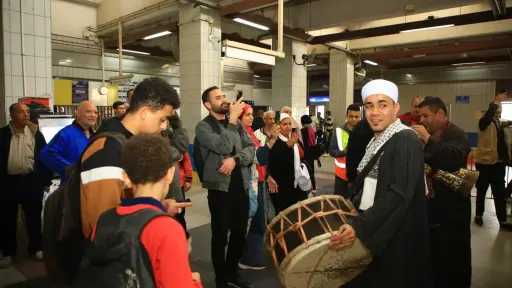 احتفالية غنائية ومزمار بلدي تُبهج جمهور الركاب بمحطة... احتفالية غنائية ومزمار بلدي تُبهج جمهور الركاب بمحطة مترو جامعة القاهرة ”صور”