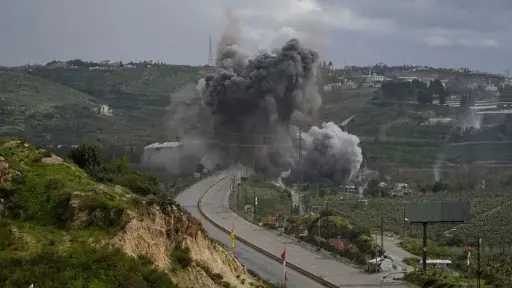 نموذج إبادة غزة.. عملية إسرائيلية لهدم منازل 20... نموذج إبادة غزة.. عملية إسرائيلية لهدم منازل 20 قرية بجنوب لبنان