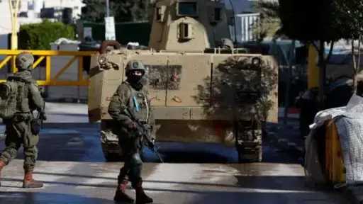 الجيش الإسرائيلي يقتحم الخليل ويغلق لجنة زكاة ويعتقل وزير أوقاف سابق