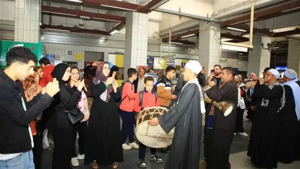 فلكلور ومزمار بلدي داخل المترو.. احتفالية فنية تُبهج ركاب جامعة القاهرة