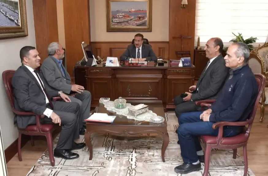 محافظ بوسعيد يلتقي مدير عام هيئة الأبنية التعليمية الجديد ويستعرض خطة العمل