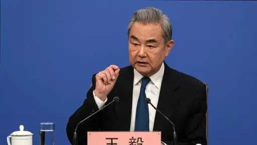 وزير خارجية الصين: الحرب تهدد الطاقة وأمن الملاحة في مضيق هرمز