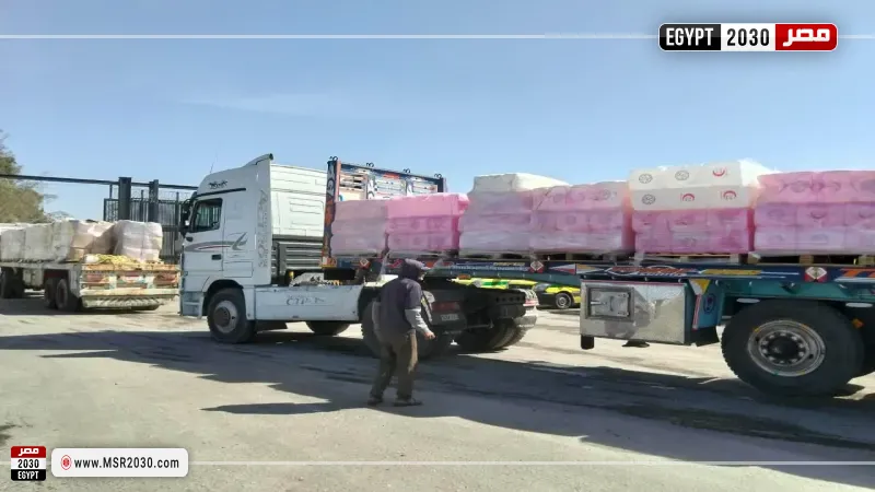 استمرار تدفق شاحنات المساعدات عبر معبر رفح إلى كرم أبو سالم لدعم غزة