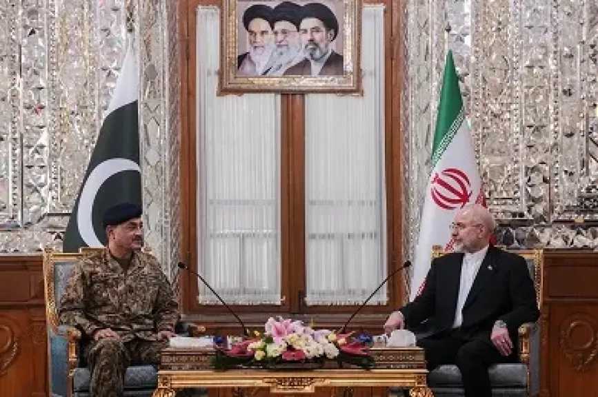 قائد الجيش الباكستاني يلتقي رئيس البرلمان الإيراني سعيا لتمديد وقف إطلاق النار