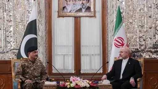 قائد الجيش الباكستاني يلتقي رئيس البرلمان الإيراني سعيا لتمديد وقف إطلاق النار