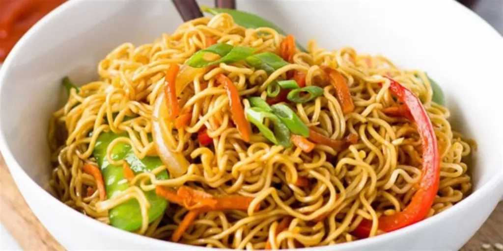 طريقة عمل الإندومي في المنزل