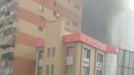 الدفع بـ6 سيارات إطفاء وخزان مياه للسيطرة على حريق مخزن أخشاب في دار السلام