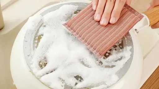 إسفنجة المطبخ.. قنبلة بكتيرية صامتة تهدد صحة أسرتك