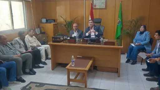 وزير العمل يسلم محافظ الإسكندرية عقود عمل لعدد من ذوي الهمم