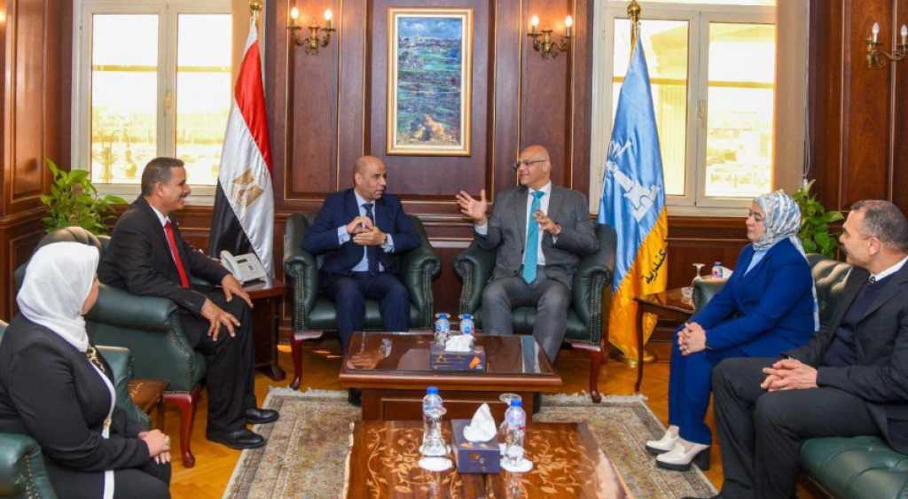وزير العمل يسلم محافظ الإسكندرية عقود عمل لعدد من ذوي الهمم