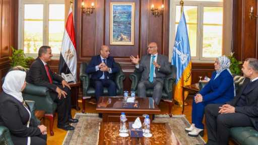 وزير العمل يسلم محافظ الإسكندرية عقود عمل لعدد من ذوي الهمم