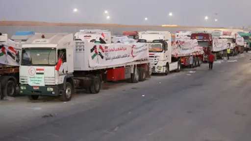 دخول شاحنات مساعدات جديدة إلى غزة عبر معبر كرم أبو سالم