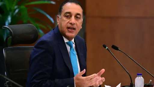 رئيس الوزراء يتفقد أعمال تطوير ورفع كفاءة أحد الطرق بشمال سيناء