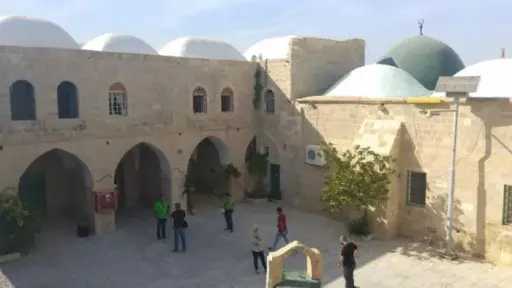 عشرات المستوطنين يقتحمون المسجد الأقصى بحماية قوات الاحتلال