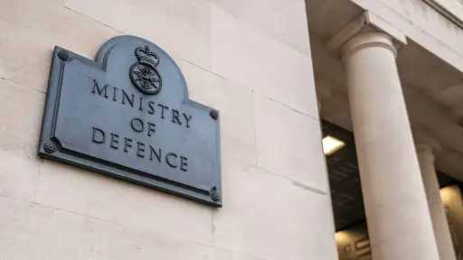 بريطانيا تنفي تعرض سفن مرتبطة بها لهجمات في مضيق هرمز