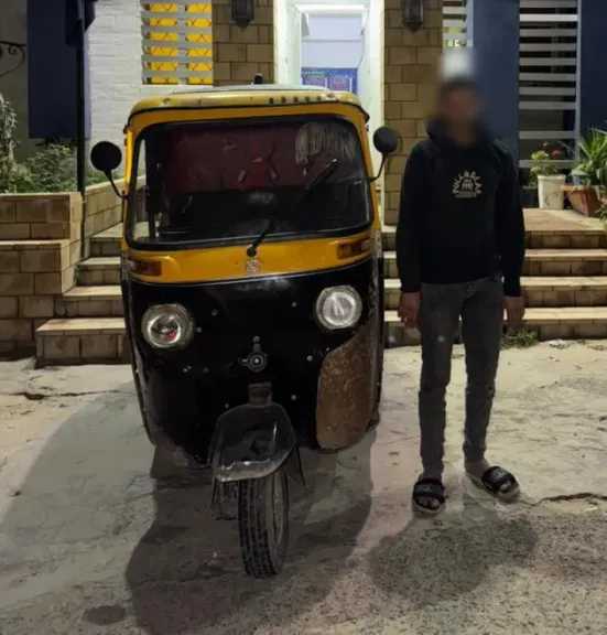 كشف ملابسات فيديو قيادة توك توك برعونة بالإسكندرية وضبط المتهم