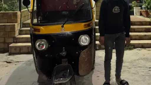 كشف ملابسات فيديو قيادة توك توك برعونة بالإسكندرية وضبط المتهم