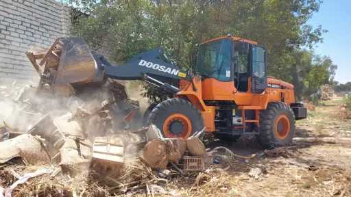 إزالة تعدٍ بالبناء المخالف في الزينية قبلي ضمن جهود حماية أراضي الدولة