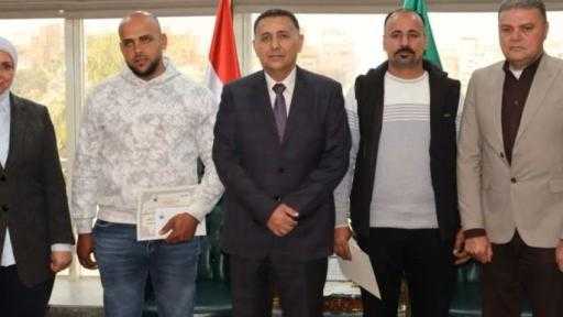 محافظ القليوبية يُكرم سائقي اللوادر لدورهما في إخماد حريق مصانع القناطر الخيرية