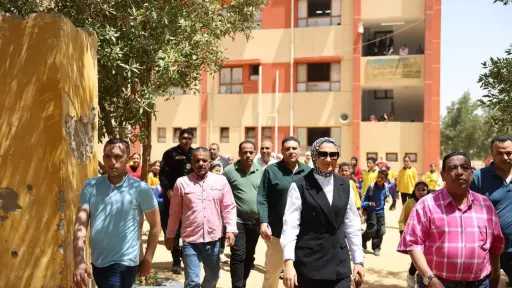 محافظ الوادي الجديد تتفقّد مدرسة ٢٥ يناير للتعليم الأساسي