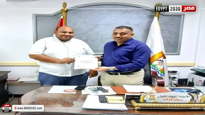 تسليم عقود تقنين أوضاع أراضي الدولة لمواطنين بمركز الداخلة