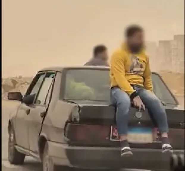 ضبط سائق سمح لشخصين بالجلوس أعلى سيارة أثناء سيرها بالشروق