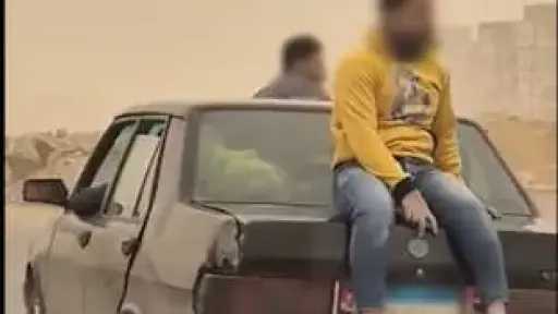 ضبط سائق سمح لشخصين بالجلوس أعلى سيارة أثناء سيرها بالشروق