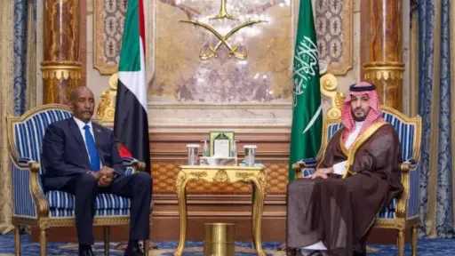 ولي العهد السعودي يلتقي رئيس مجلس السيادة السوداني