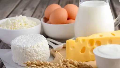 هل التوقف عن الألبان قرار صحي؟ خبراء يحذرون من مخاطر دون تعويض غذائي