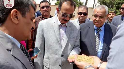 بالتزامن مع بداية موسم توريد القمح 2026.. محافظ سوهاج يتفقد حصاد محصول القمح بأحد الحقول