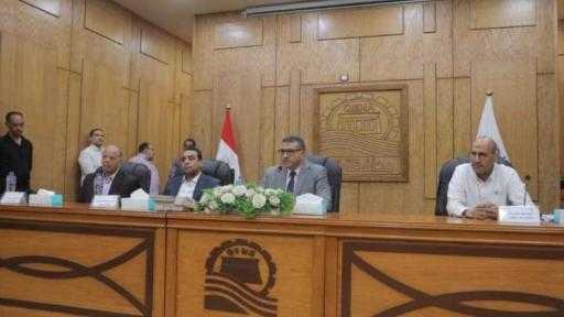 محافظ قنا يعقد اللقاء المفتوح للمواطنين ويبحث 355 طلبًا متنوعًا