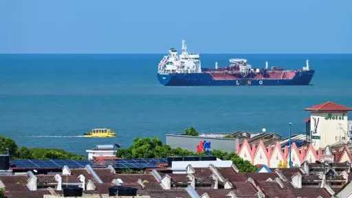 إندونيسيا تدرس فرض رسوم على السفن في مضيق ملقا وسنغافورة ترفض