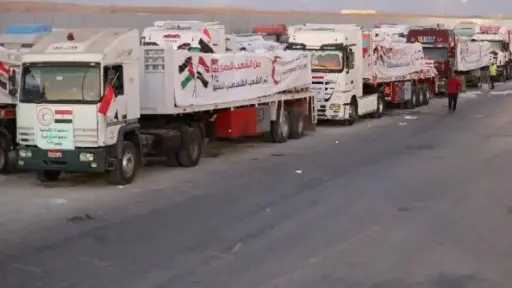 الهلال الأحمر المصري: انطلاق قافلة المساعدات الإنسانية الـ 181 من مصر إلى غزة لدعم القطاع