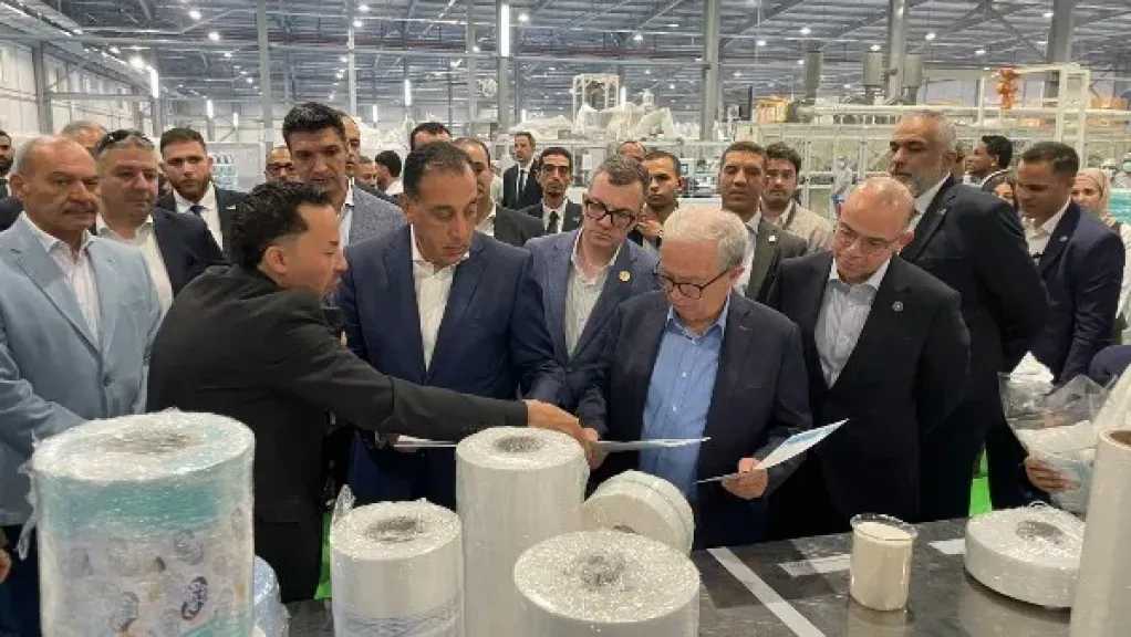 رئيس الوزراء يتفقد مصنعا لإنتاج المواد الورقية