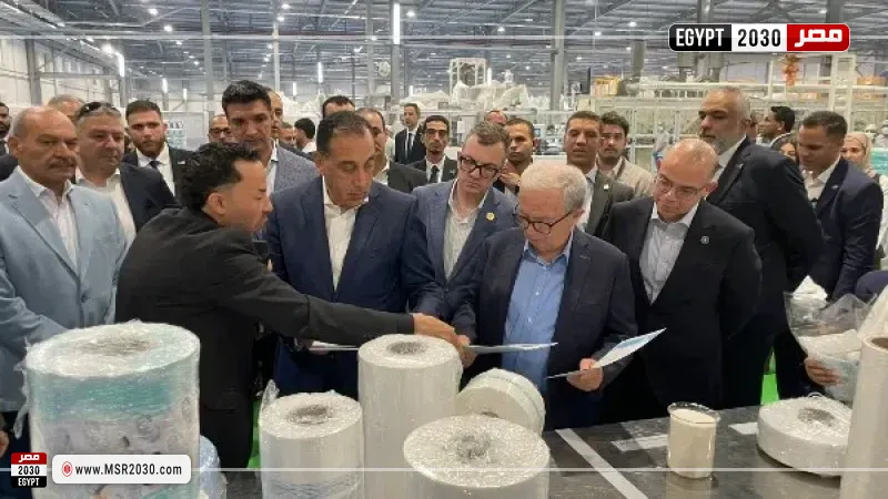 رئيس الوزراء خلال زيارة المصنع