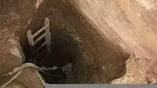 انهيار منزل على شخصين أثناء التنقيب عن الآثار... انهيار منزل على شخصين أثناء التنقيب عن الآثار بقرية ميت كنانة في طوخ
