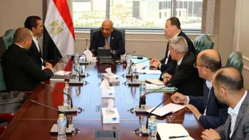 وزير الكهرباء يبحث مع تحالف «حسن علام- إنفينيتي» التوسع بمشروعات الطاقة الشمسية والرياح