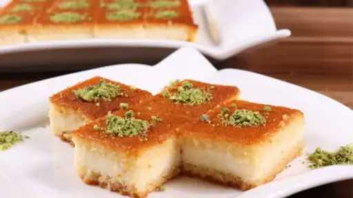 طريقة عمل كيكة البسبوسة بالكريمة