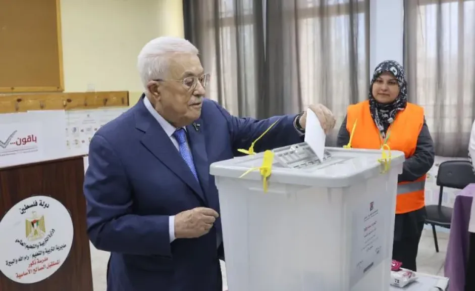 الرئيس الفلسطيني يدلي بصوته في الانتخابات المحلية بمدينة البيرة