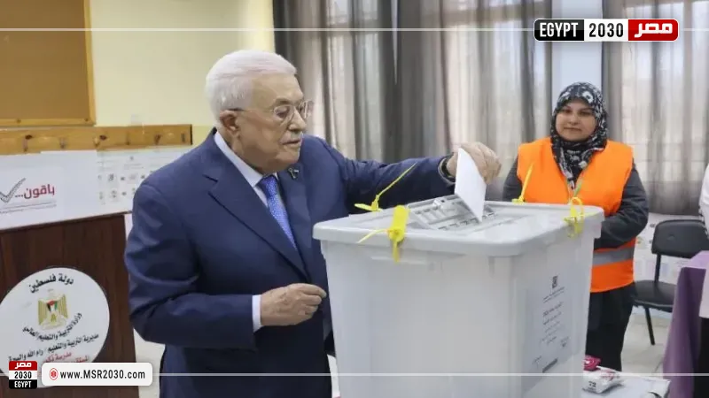 الرئيس الفلسطيني يدلي بصوته في الانتخابات المحلية بمدينة البيرة