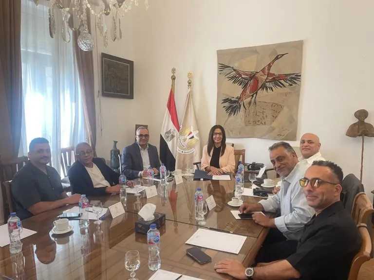 وزيرة الثقافة تبحث مع صُنّاع السينما سبل تطوير الصناعة وتعزيز تنافسيتها