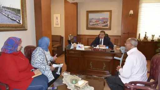 محافظ بورسعيد يستقبل عدد من المواطنين لبحث مطالبهم في القطاع الصحي