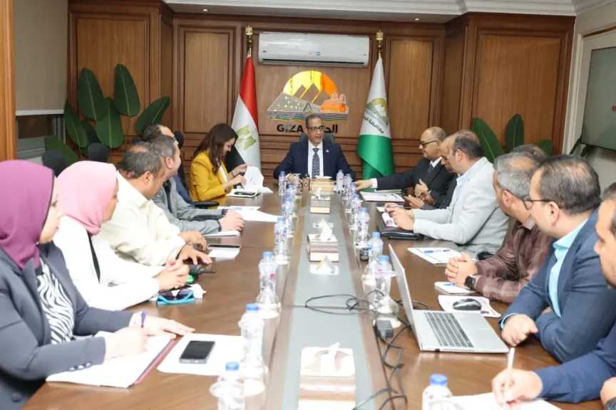 محافظ الجيزة يبحث ملفات التصالح والنظافة ومياه الشرب والصرف الصحي بالهرم
