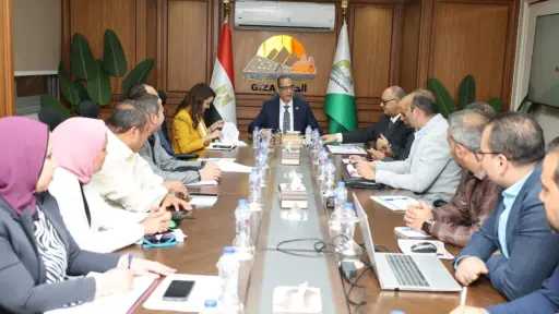 محافظ الجيزة يبحث ملفات التصالح والنظافة ومياه الشرب والصرف الصحي بالهرم